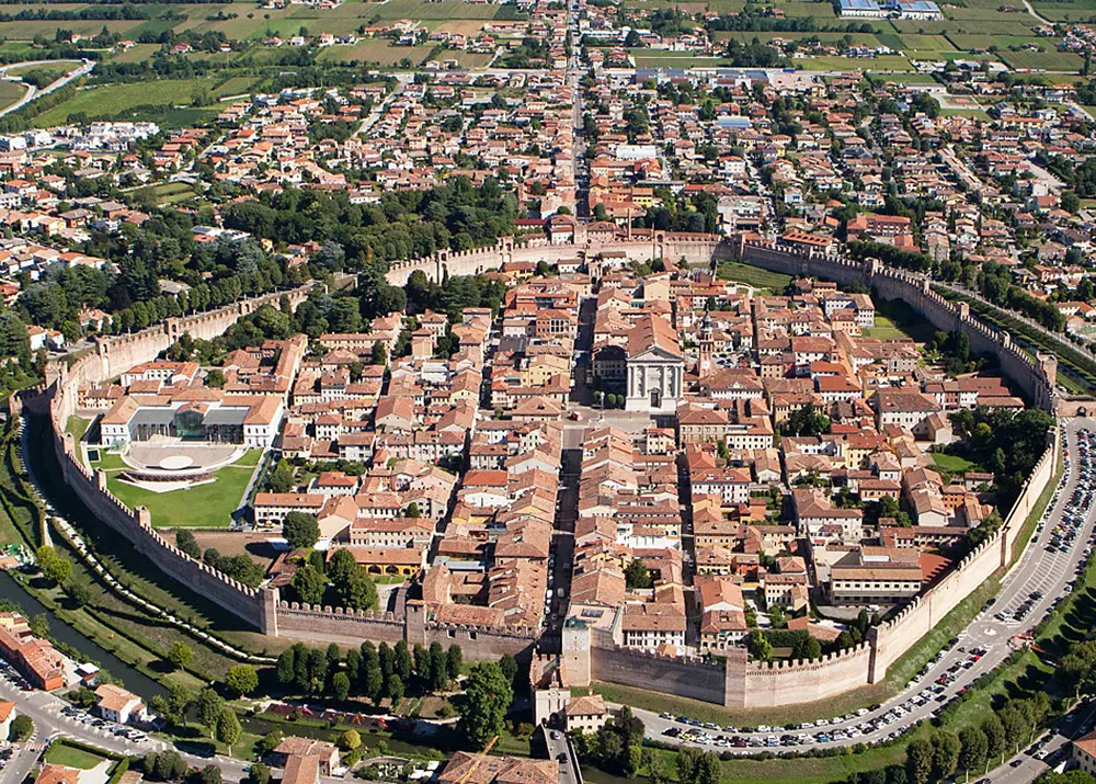 Cittadella Walls And Patrol Walkway - Surroundings Galleria 45
